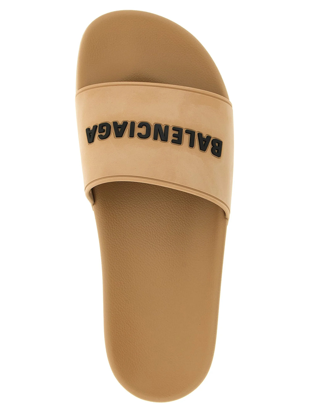 תקריב של מרקם הכפכף הבז' מבית Balenciaga ופרטי הלוגו בגוון דומה על החומר הסינתטי האיכותי.