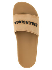 תקריב של מרקם הכפכף הבז' מבית Balenciaga ופרטי הלוגו בגוון דומה על החומר הסינתטי האיכותי.