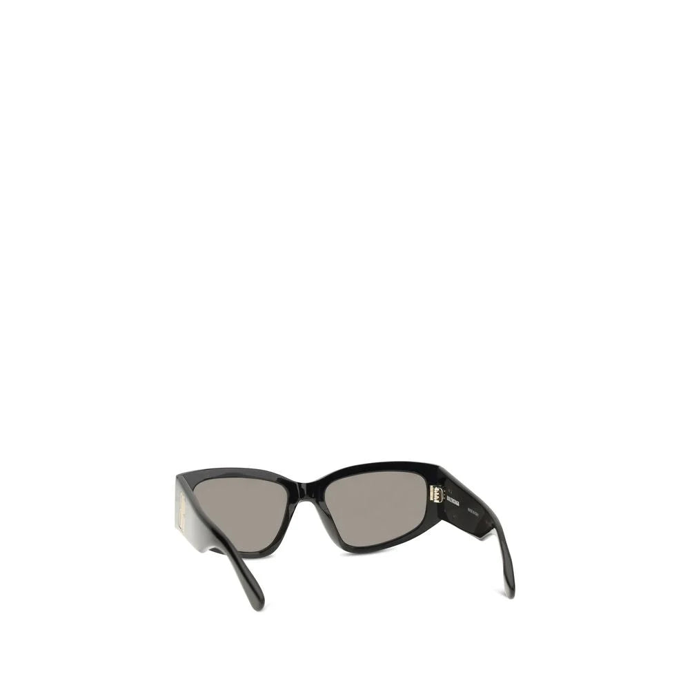 Detailaufnahme der Balenciaga Bos Taurus Sonnenbrille, die die feine Maserung der schwarzen Kalbslederoberfläche hervorhebt.