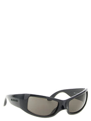 מבט צדדי על משקפי שמש שחורים של בלנסיאגה המציגים מקדמי ניילון פסלים וריפוד אף משולב לנוחות.