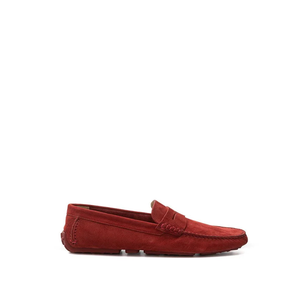 Bally męskie mokasyny z skóry bordeaux w głębokim odcieniu wina, z klasycznym siluetem slip-on i wyrafinowanymi szwami.