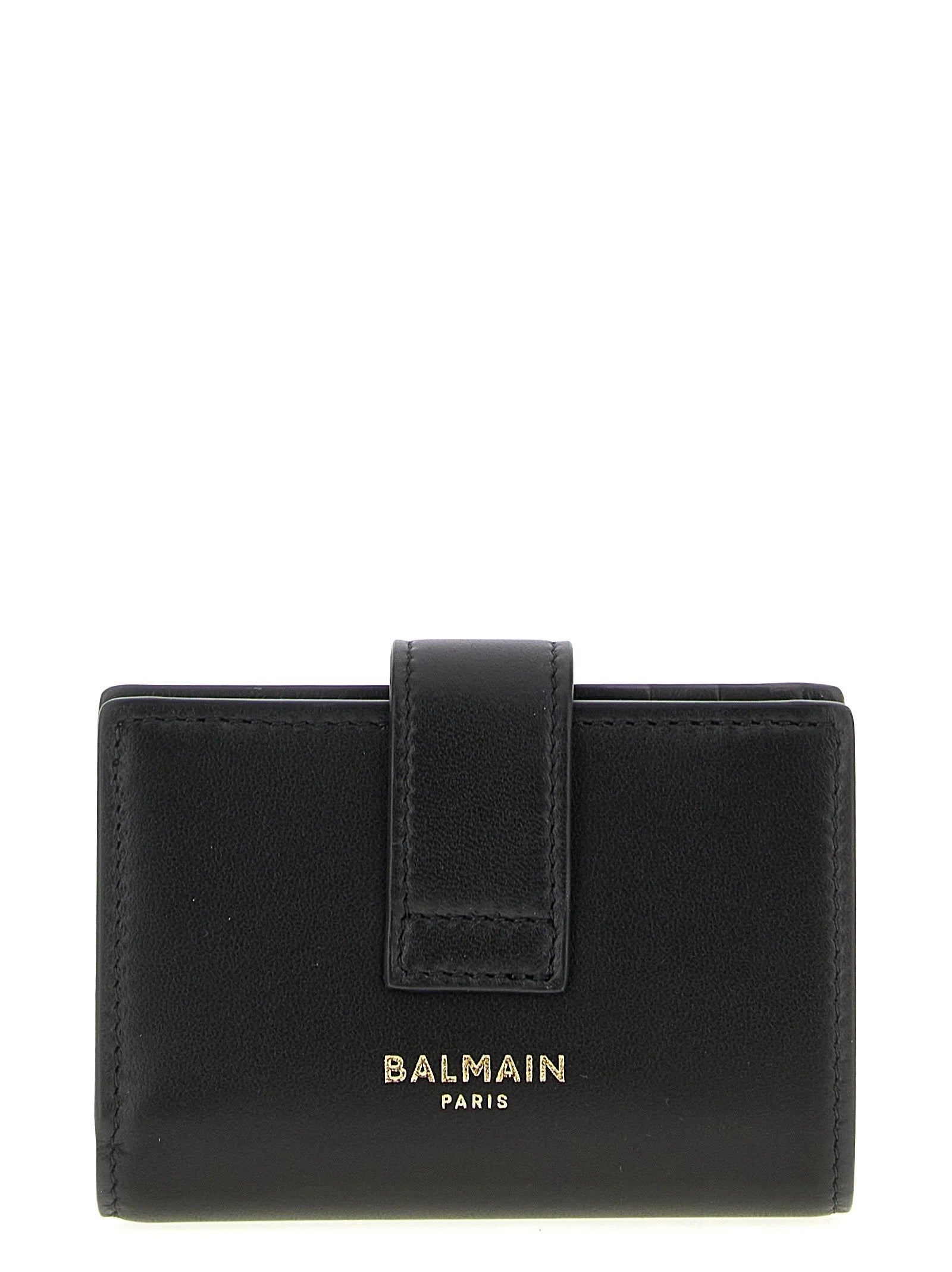 Szögletes nézet a Balmain bőrkártyatartóról, amely többféle kártyahelyet és a karcsú, kifinomult sziluettet mutatja be.