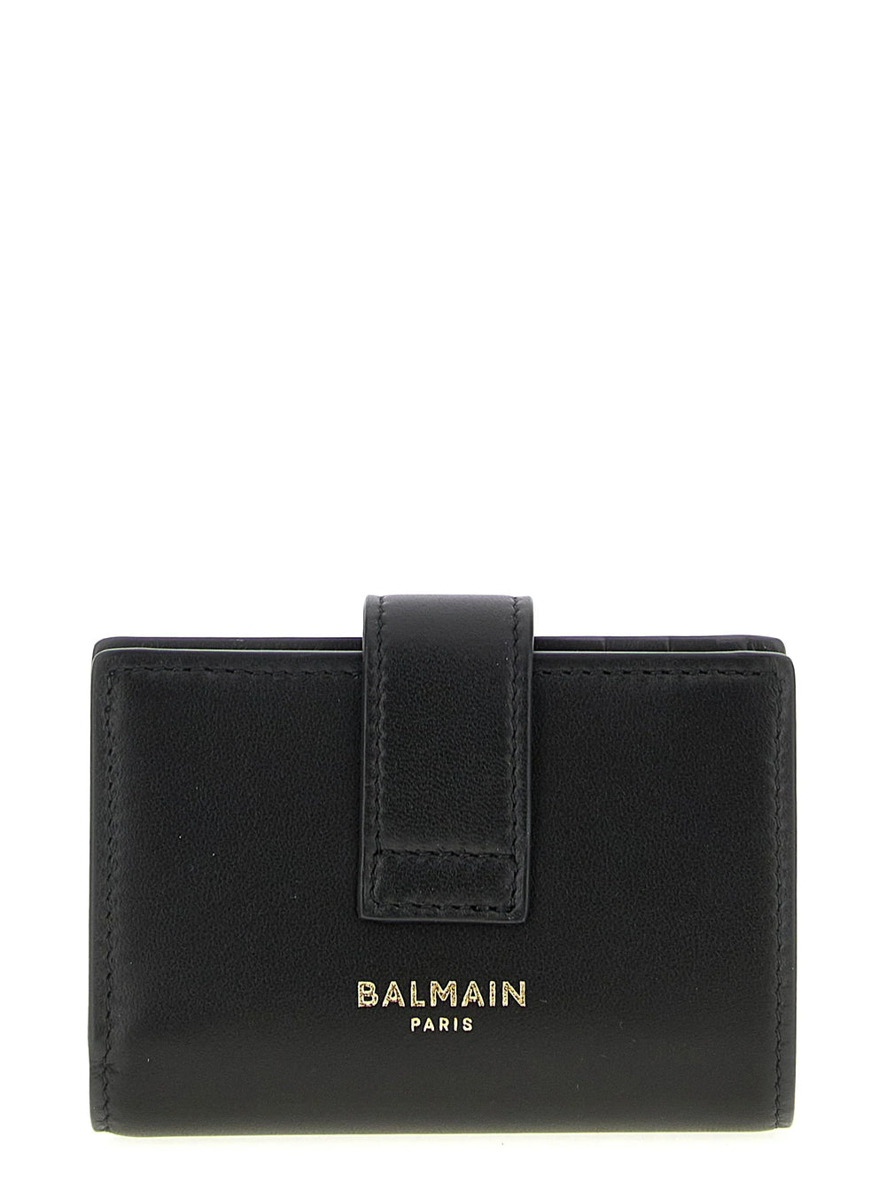 Szögletes nézet a Balmain bőrkártyatartóról, amely többféle kártyahelyet és a karcsú, kifinomult sziluettet mutatja be.