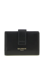 Szögletes nézet a Balmain bőrkártyatartóról, amely többféle kártyahelyet és a karcsú, kifinomult sziluettet mutatja be.