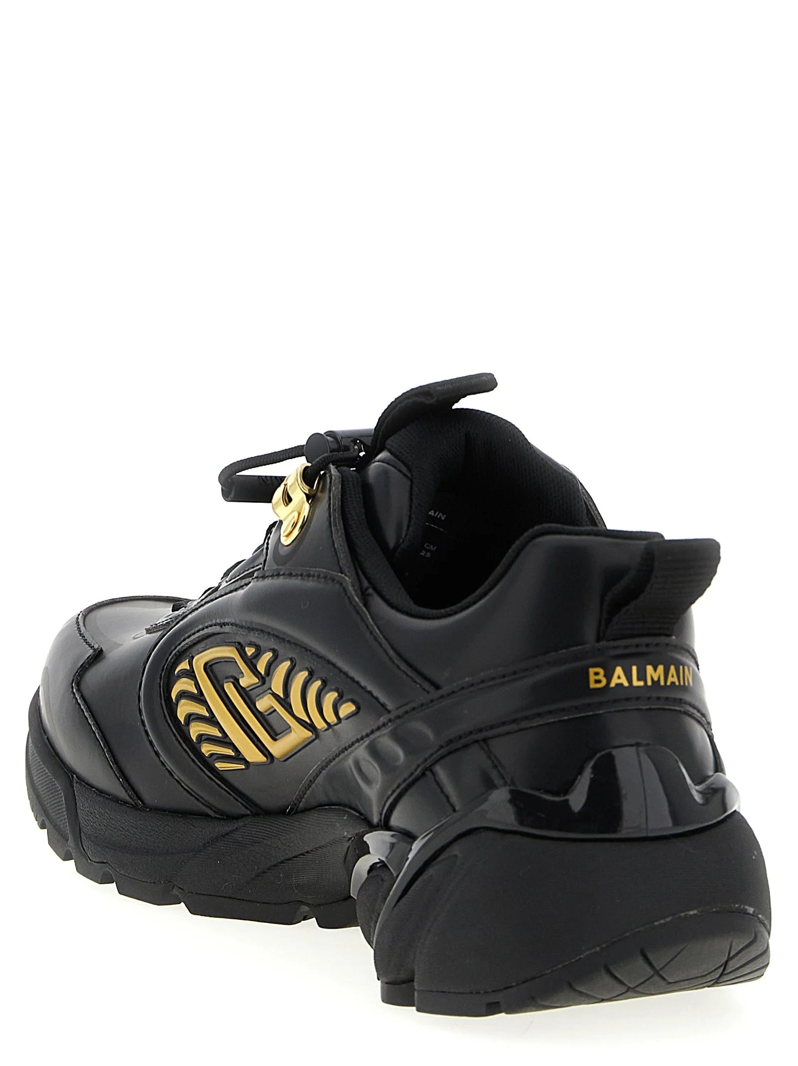 מבט אחורי של נעלי הספורט של Balmain המדגיש את מקבע העקב המחוזק ואת עיצוב סוליית הגומי המרקמי.