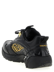 מבט אחורי של נעלי הספורט של Balmain המדגיש את מקבע העקב המחוזק ואת עיצוב סוליית הגומי המרקמי.