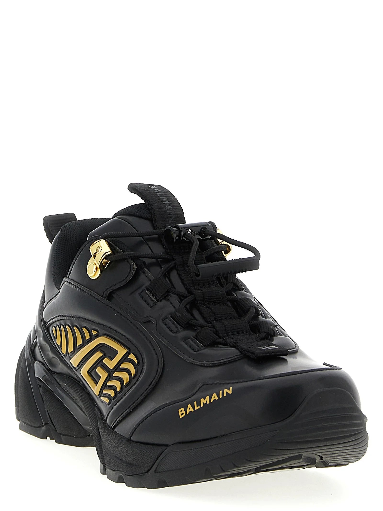 פרופיל צד של נעלי הספורט היוקרתיות של Balmain בניילון שחור עם סוליה אמצעית מעוצבת ומיתוג מעצבים ייחודי.
