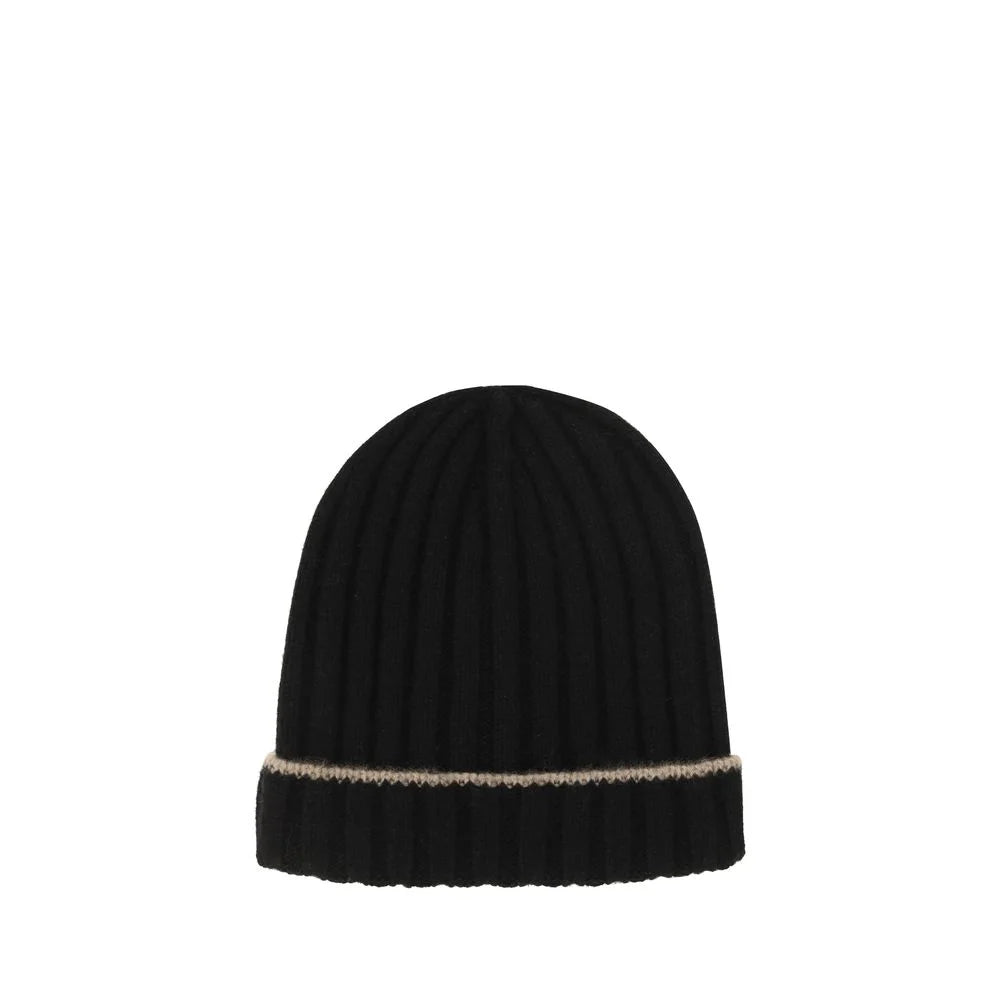 Profil latéral du bonnet noir pour homme Brunello Cucinelli, mettant en valeur la silhouette raffinée et la structure en tricot de qualité supérieure.