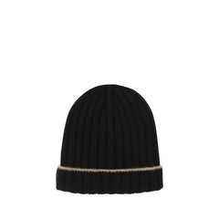 Profil latéral du bonnet noir pour homme Brunello Cucinelli, mettant en valeur la silhouette raffinée et la structure en tricot de qualité supérieure.