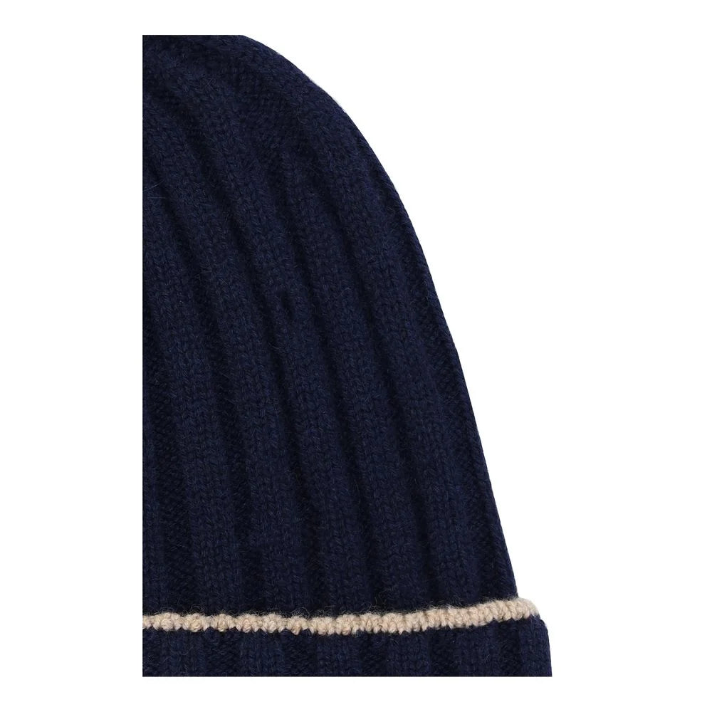 Gros plan du bonnet bleu Brunello Cucinelli, détaillant les fibres de cachemire italien de qualité supérieure et la construction côtelée.
