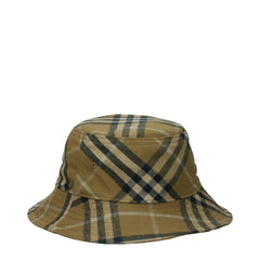 Vooraanzicht van een Burberry groene katoenen bucket hat met het iconische ton-sur-ton geborduurde logo en een gestructureerde rand.