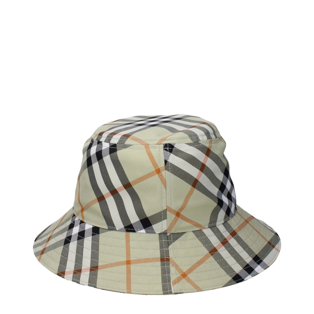 عرض جانبي لقبعة دلو خضراء من Burberry، تعرض الحرفية الموروثة وبناء النسيج المتين.