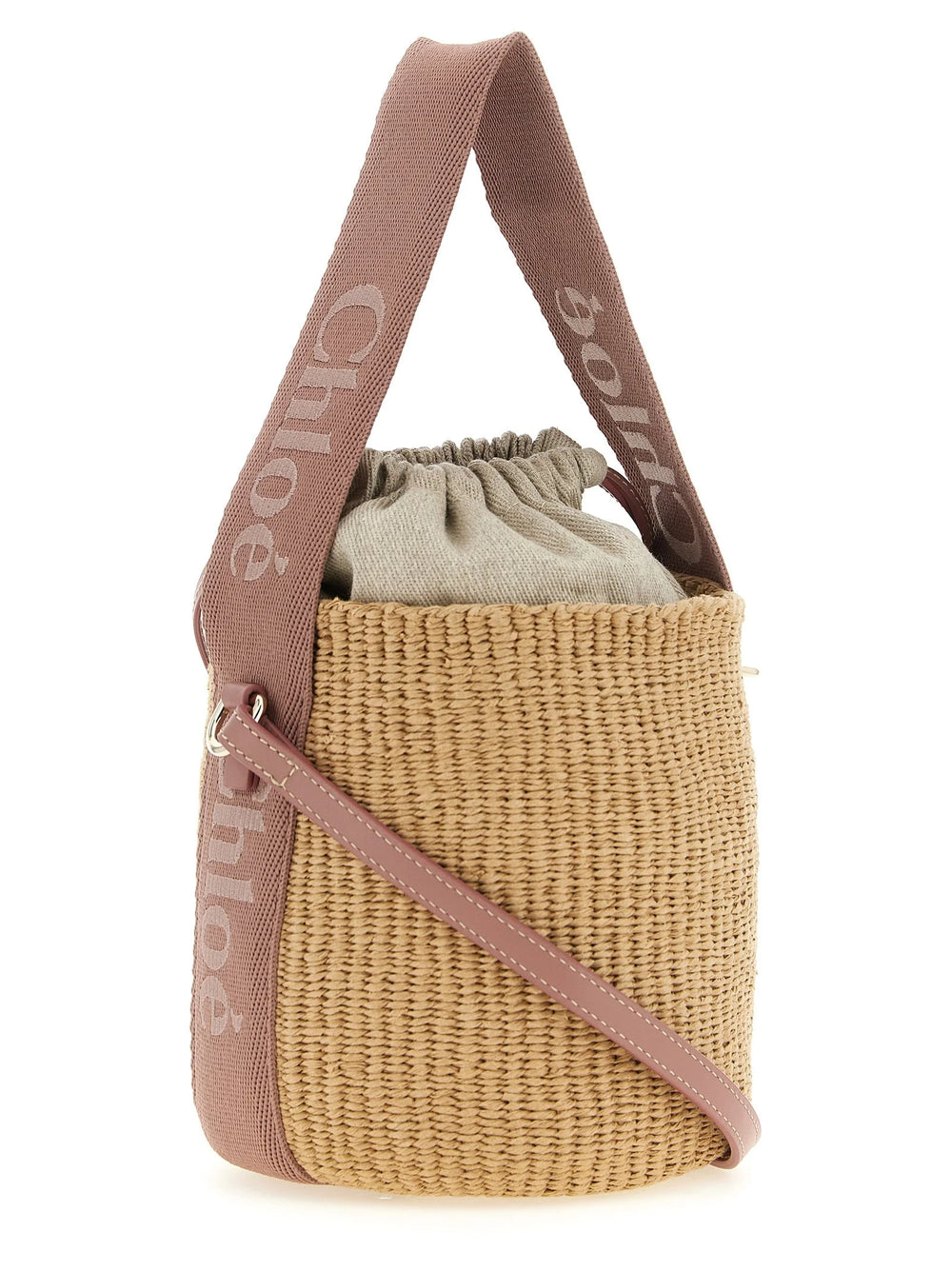 Perfil lateral del bolso beige de Chloé que muestra su forma arquitectónica delgada y la costura tonal refinada.
