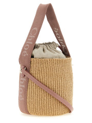 Perfil lateral del bolso beige de Chloé que muestra su forma arquitectónica delgada y la costura tonal refinada.