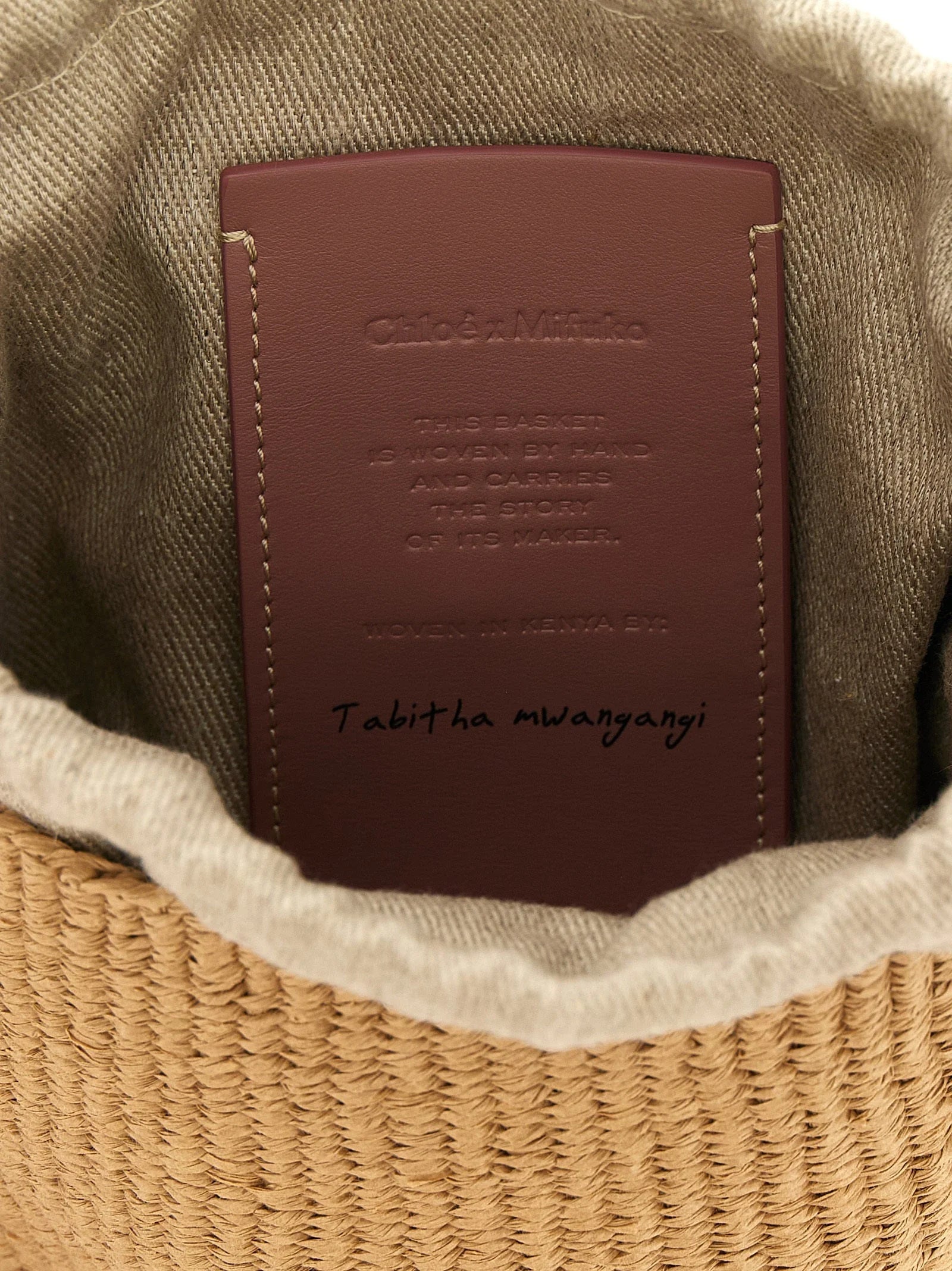 Primer plano de la textura del bolso de Chloé y el accesorio del asa, que ilustra el enfoque de la marca en la calidad heredada.