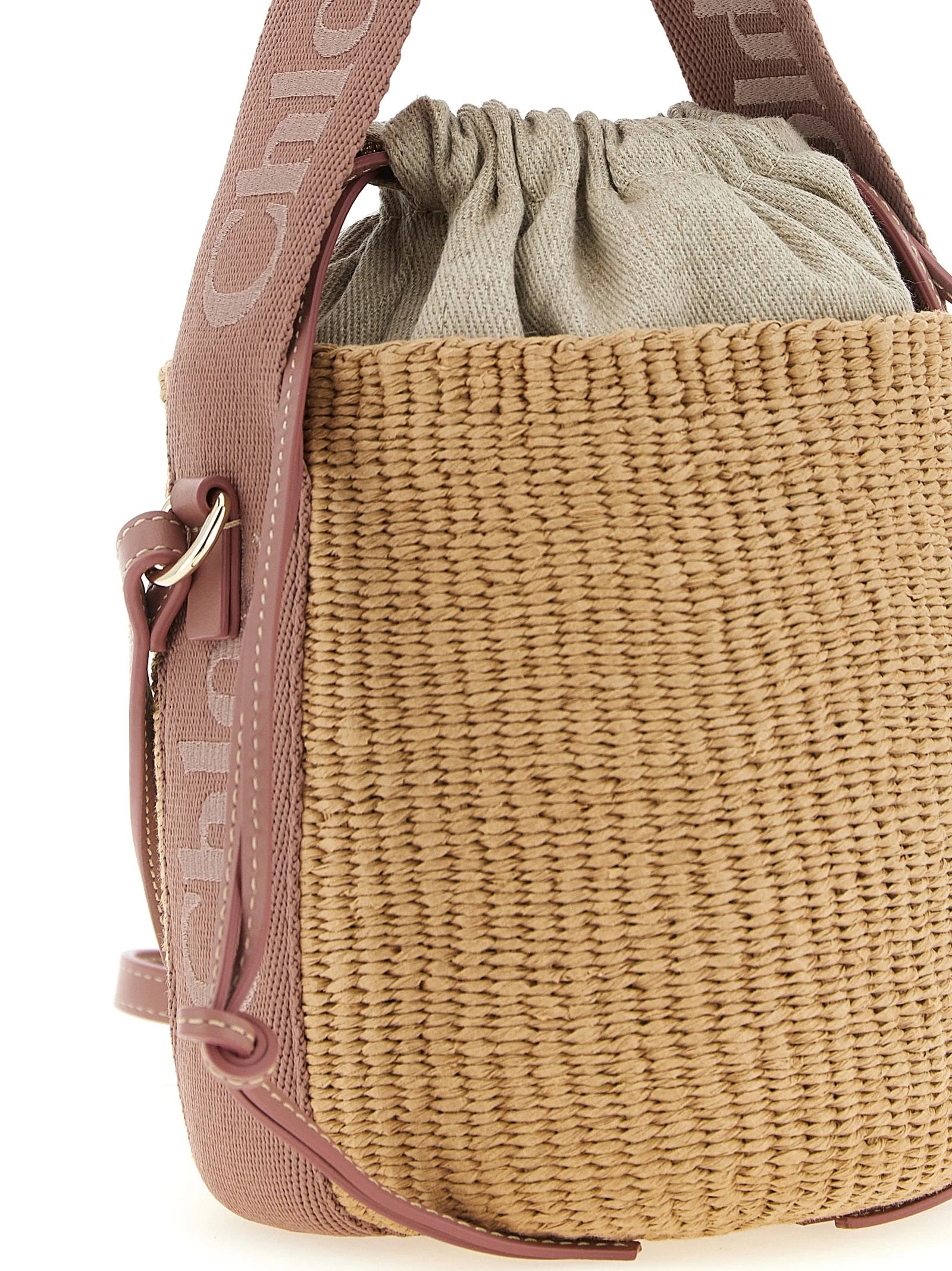 Vista trasera del bolso de papel de Chloé en beige neutro, que destaca las líneas limpias y la artesanía premium de la pieza.