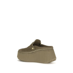 Οπίσθια άποψη των flats Chloé Bos Taurus που αναδεικνύει την premium κατασκευή από δέρμα μοσχαριού και την ακριβή ομοχρωματική ραφή.