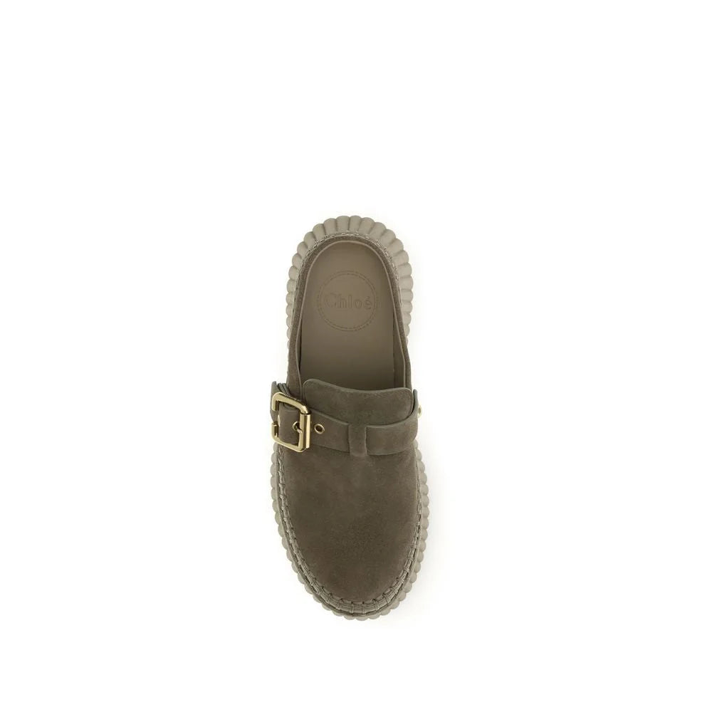 Κοντινό πλάνο των mules bicolor Chloé που αποκαλύπτει την λεπτή υφή του δέρματος Bos Taurus και την τεχνογνωσία του οίκου.