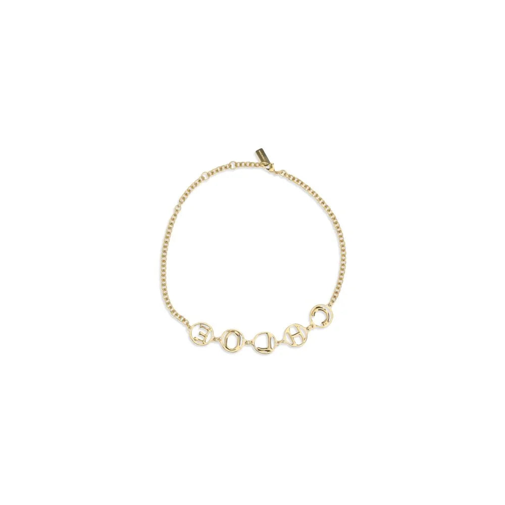 Seitenansicht des Chloé gold Messingarmbands, das seine raffinierte skulpturale Silhouette und elegante Krümmung zeigt.
