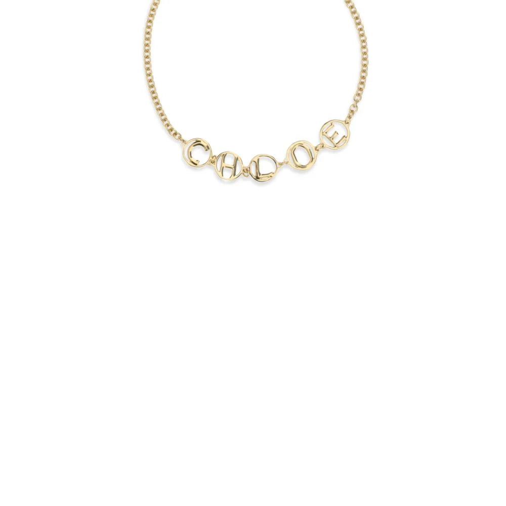 Nahaufnahme des Chloé gold Messingarmbands, die die glatte Textur und die dezente Markenprägung hervorhebt.