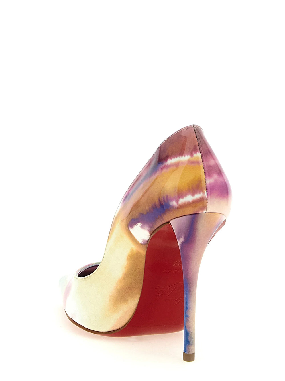 Vue arrière des luxueuses escarpins Christian Louboutin mettant en valeur le point de couture précis et la silhouette élégante du talon.
