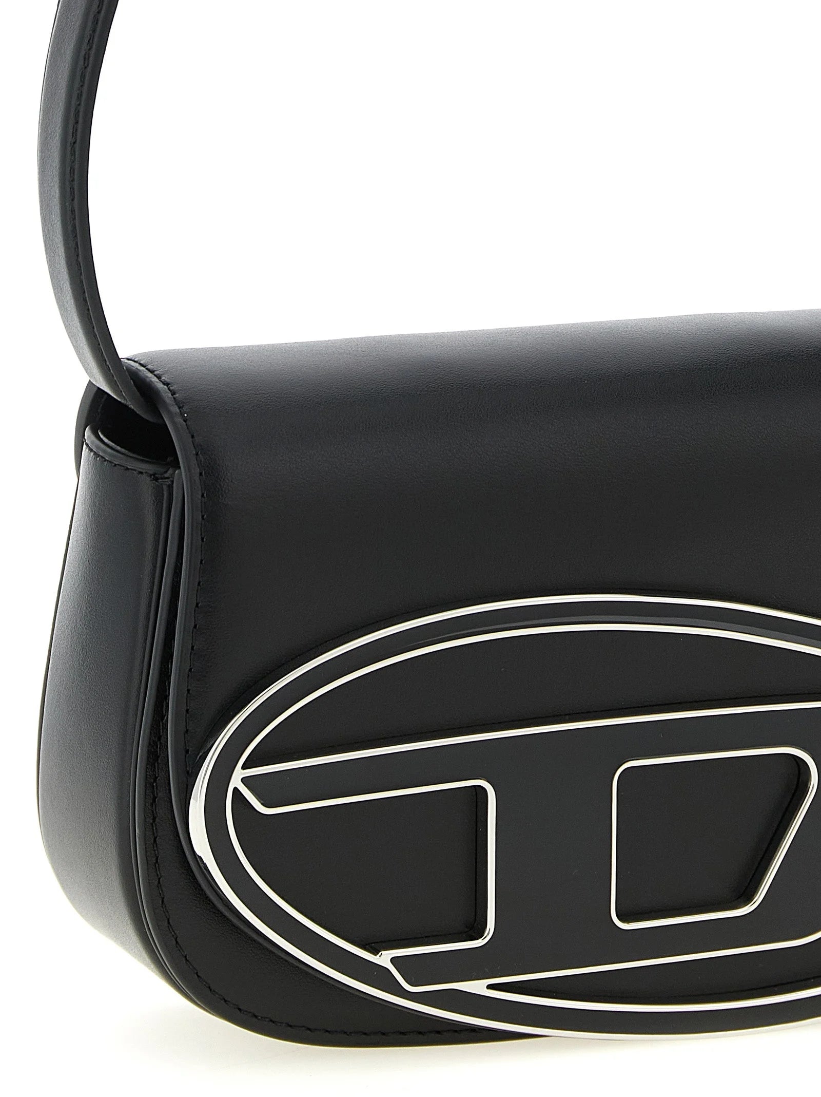 Bagfra af cowhide-skuldertasken fra Diesel, der fremhæver den glatte læderfinish og det minimalistiske design.