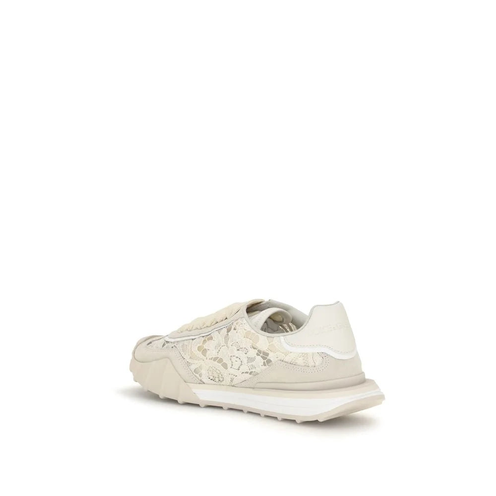 Zadní pohled na boty Dolce & Gabbana v béžové barvě, které zdůrazňují strukturovanou podpěru paty a přesné italské prošívání.