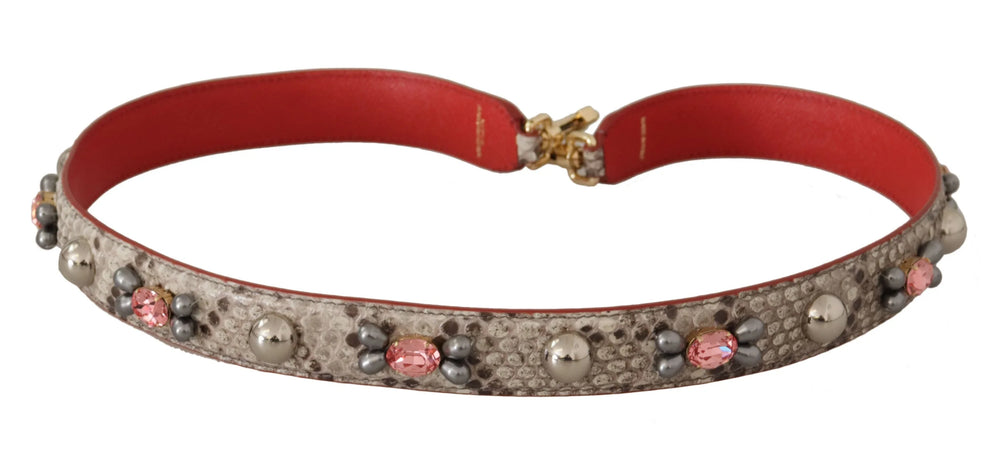 Detaljeret visning af det graverede Dolce & Gabbana-logo på guldtone-metalclipsen i den eksotiske læderskulderrem.