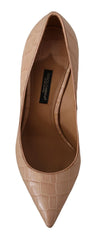 Vue de dessus des escarpins en cuir beige Dolce & Gabbana, présentant la semelle intérieure siglée et la forme pointue élégante.