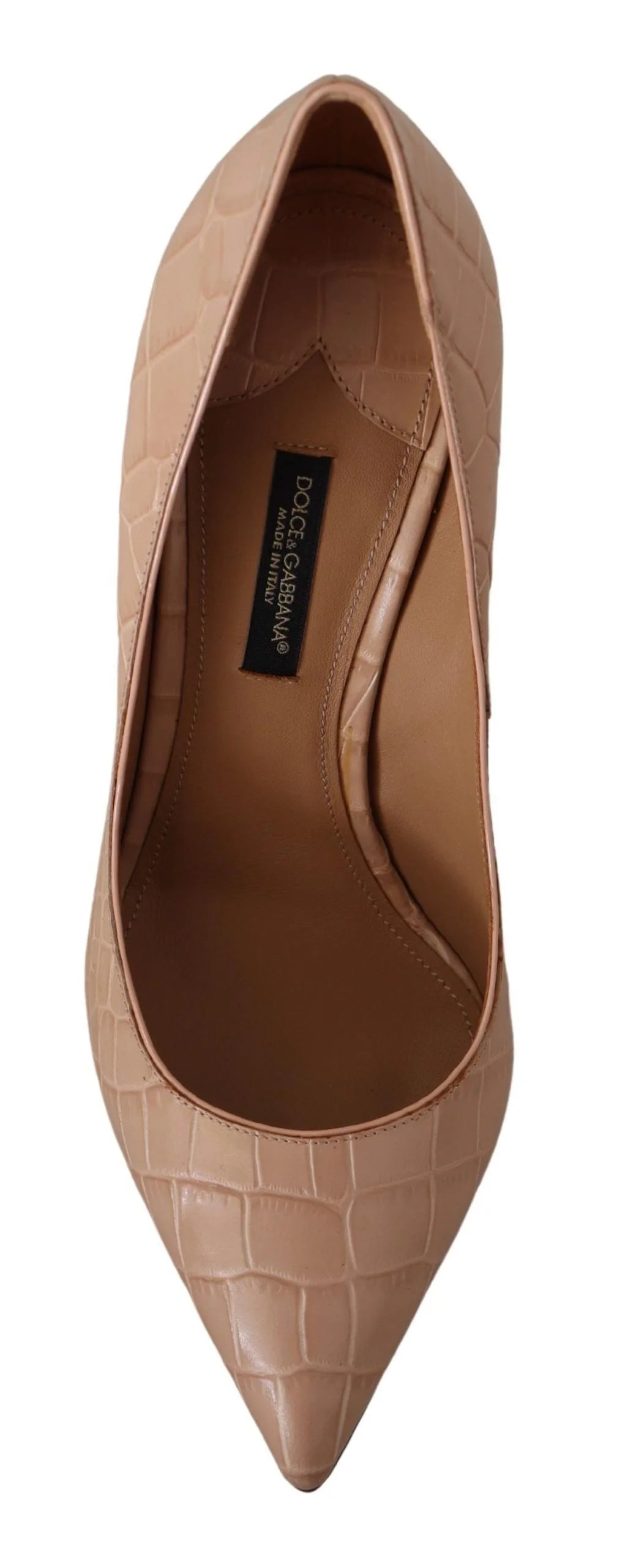Gros plan de la texture du cuir beige premium sur les chaussures Bellucci Dolce & Gabbana, soulignant la finition mate lisse.