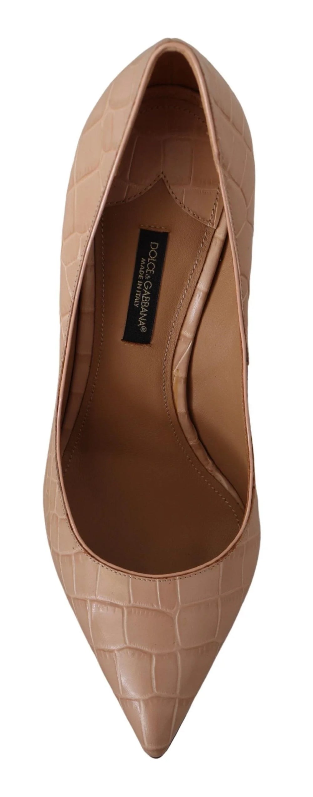 Gros plan de la texture du cuir beige premium sur les chaussures Bellucci Dolce & Gabbana, soulignant la finition mate lisse.