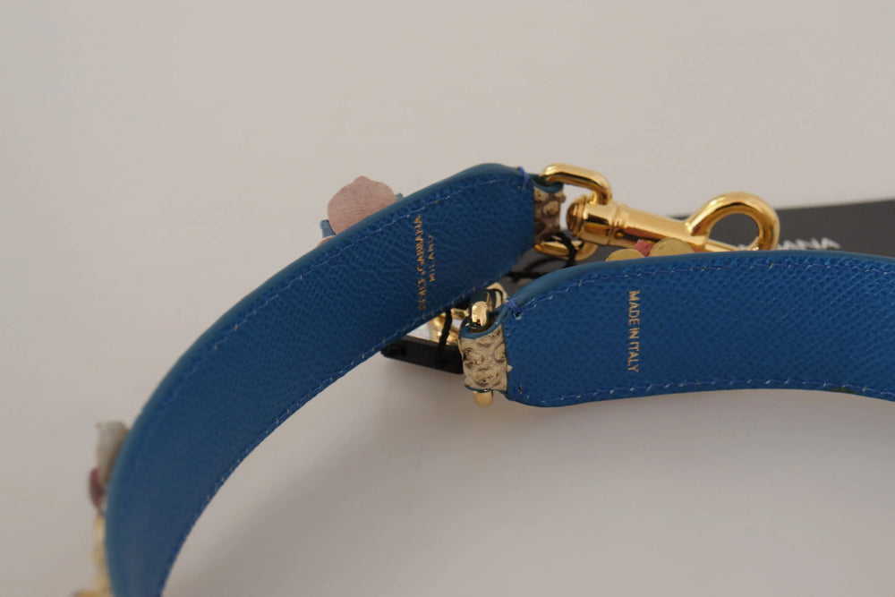 Prim-plan al granulației din piele de piton 100% și al aplicațiilor florale artizanale pe un accesoriu de designer Dolce & Gabbana.