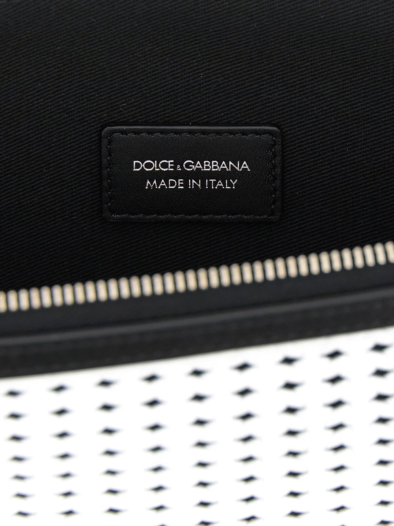Detailný pohľad na dvojfarebnú kabelku Dolce & Gabbana, ktorý odhaľuje jemnú štruktúru teľacej kože a presné talianske prešívanie.