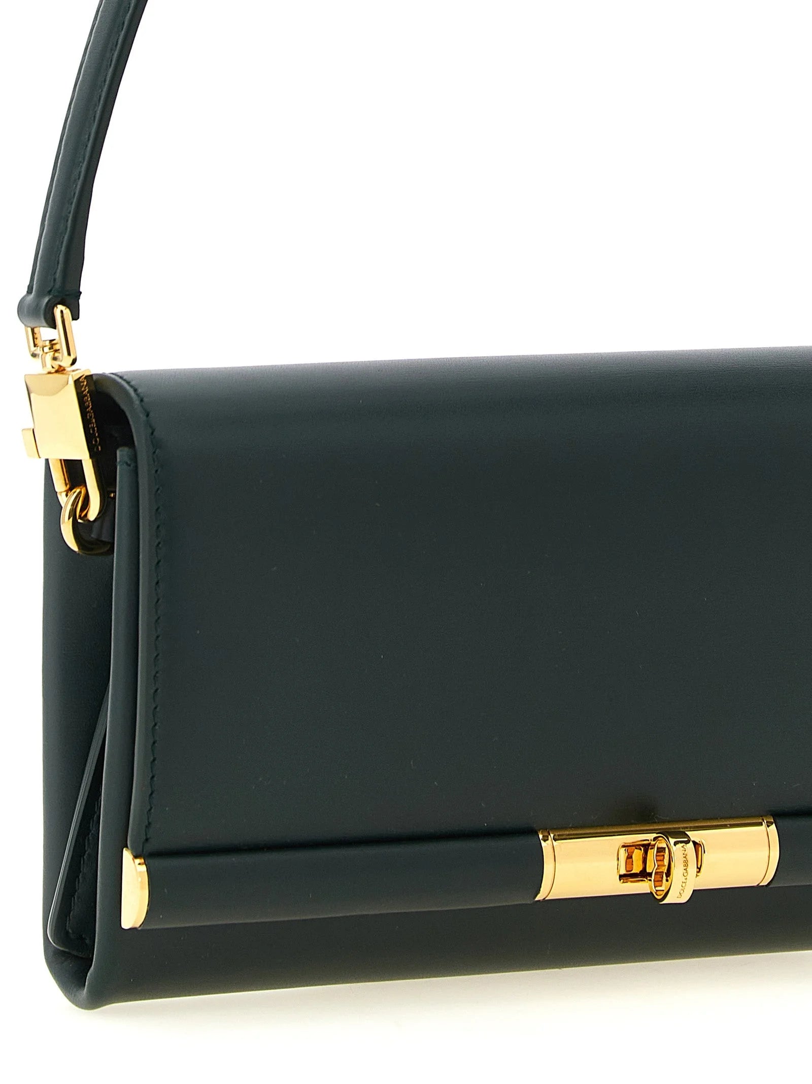 Bakside av AmeOro kuraterte Dolce & Gabbana skulderveske med glatt svart kalveskinn og minimalistisk design.