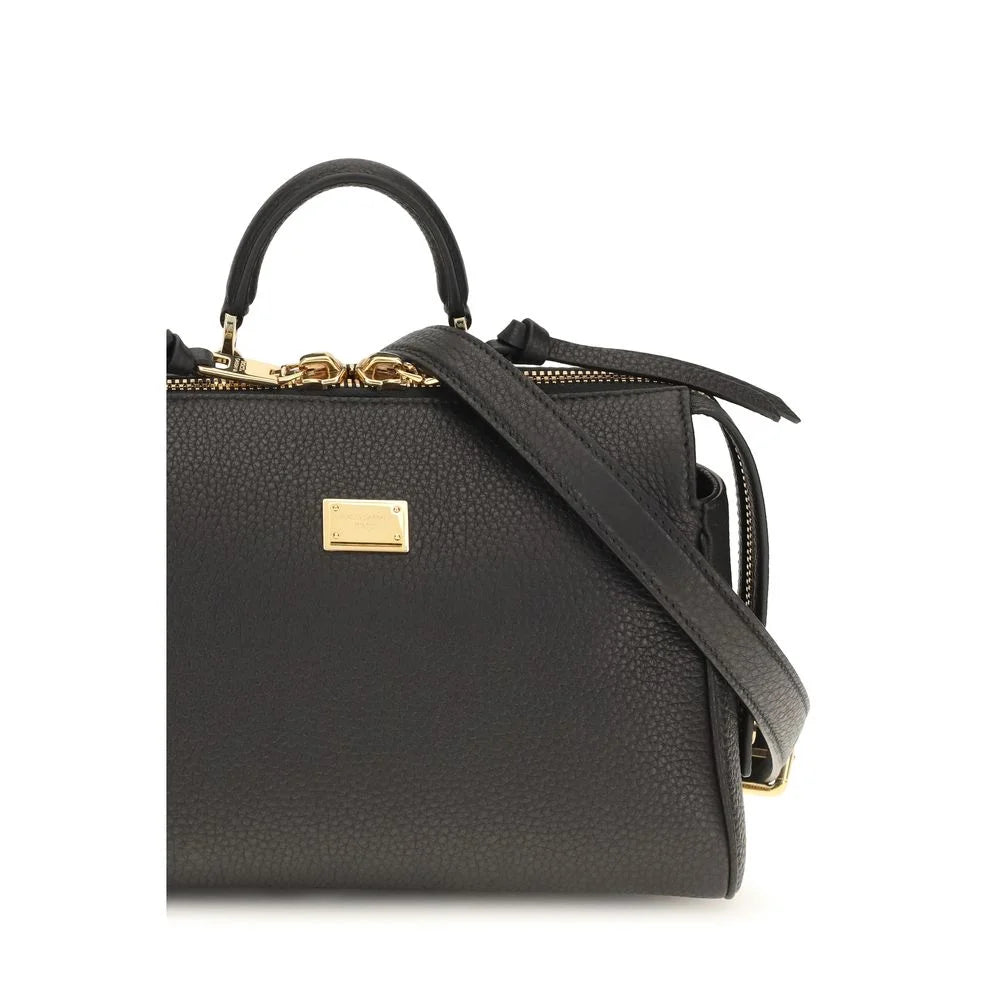 Prim-plan al genții Bos Taurus Dolce & Gabbana, care detaliază granulația premium a pielii de vițel negre și accentele hardware.