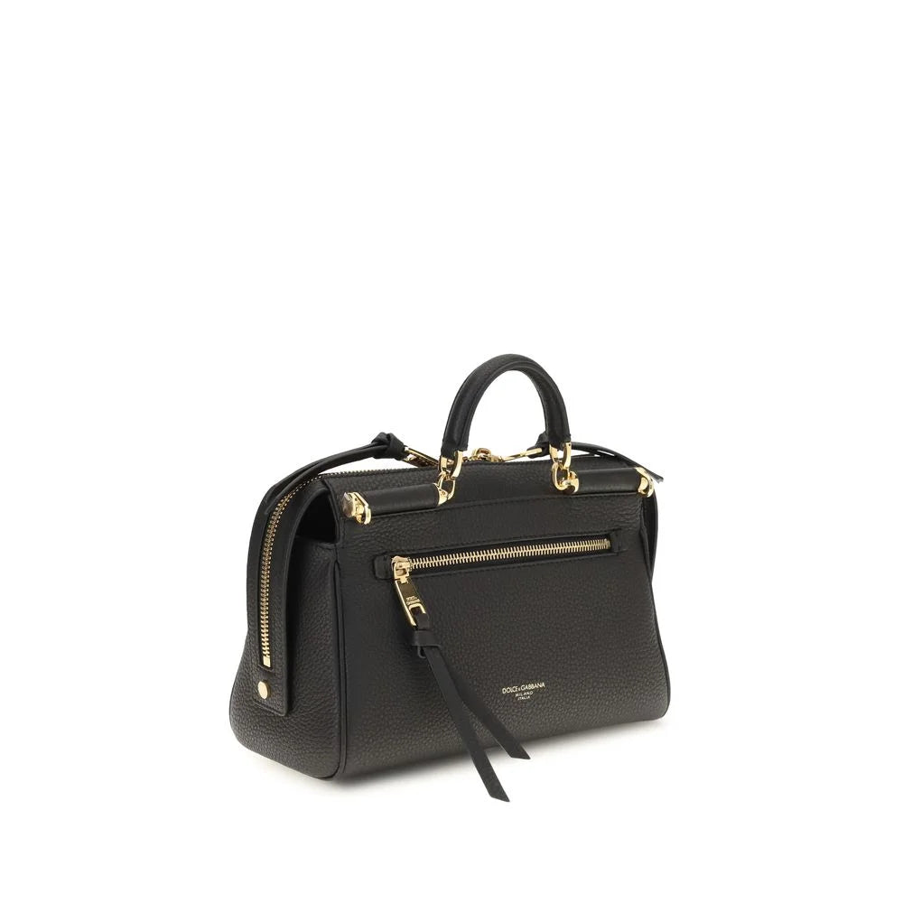 Priveliște din spate a genții de mână Dolce & Gabbana din piele de vițel neagră, care evidențiază finisajul neted al pielii și cusăturile tonale.