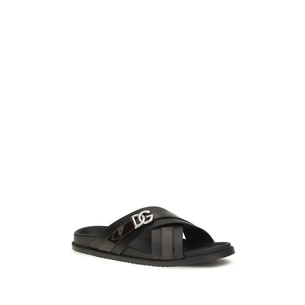 Perfil lateral das sandálias de couro pretas Dolce & Gabbana para homem, a evidenciar a sola arquitetónica e o acabamento premium.