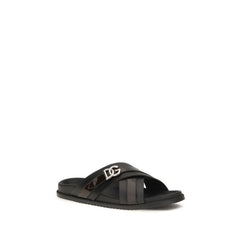 Perfil lateral das sandálias de couro pretas Dolce & Gabbana para homem, a evidenciar a sola arquitetónica e o acabamento premium.