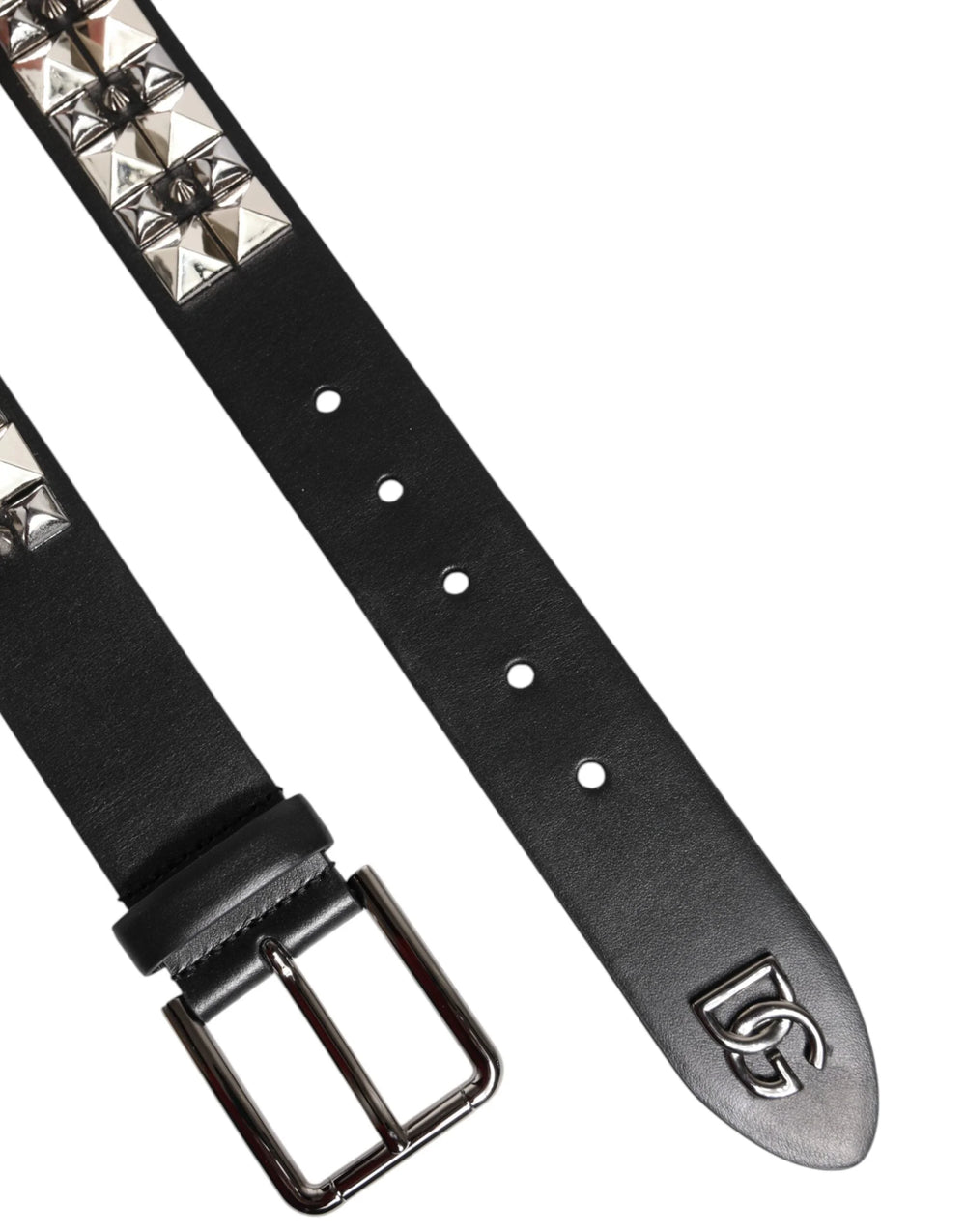 Volledig beeld van de Dolce & Gabbana riem met studs in zwart leer, dat een verfijnde, edgy silhouet laat zien.