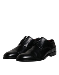Takakuva miesten Dolce & Gabbana vasikannahkaisista Derby-kengistä, jossa korostetaan vahvistettua kantakuorta ja tarkkaa ompelua.