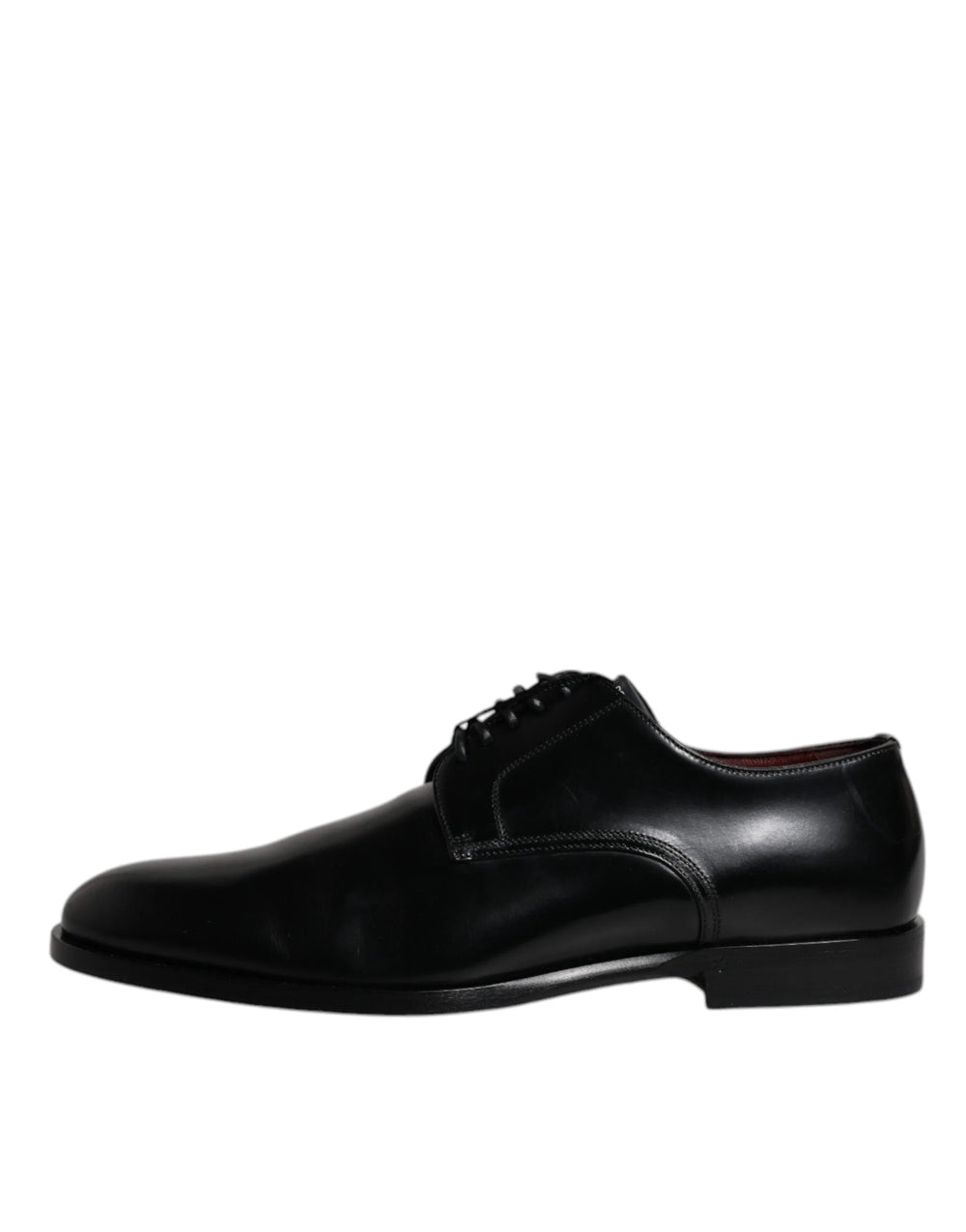 Läheltä otettu kuva ensiluokkaisen vasikannahkaisen tekstuurin ja vahojen puuvillakenkien Dolce & Gabbana Derby-kengissä.