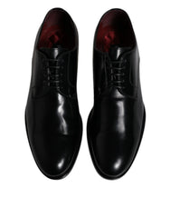 Sivukuva Dolce & Gabbana mustista nahkaisista Derby-kengistä, jotka esittelevät tyylikkään siluetin ja pinottu kantapään.