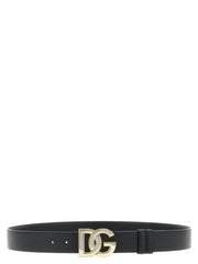 Dolce & Gabbanan musta nahkavyö, jossa on kiillotettu hopeanvärinen DG-logometalli, viimeistelemään lookin.