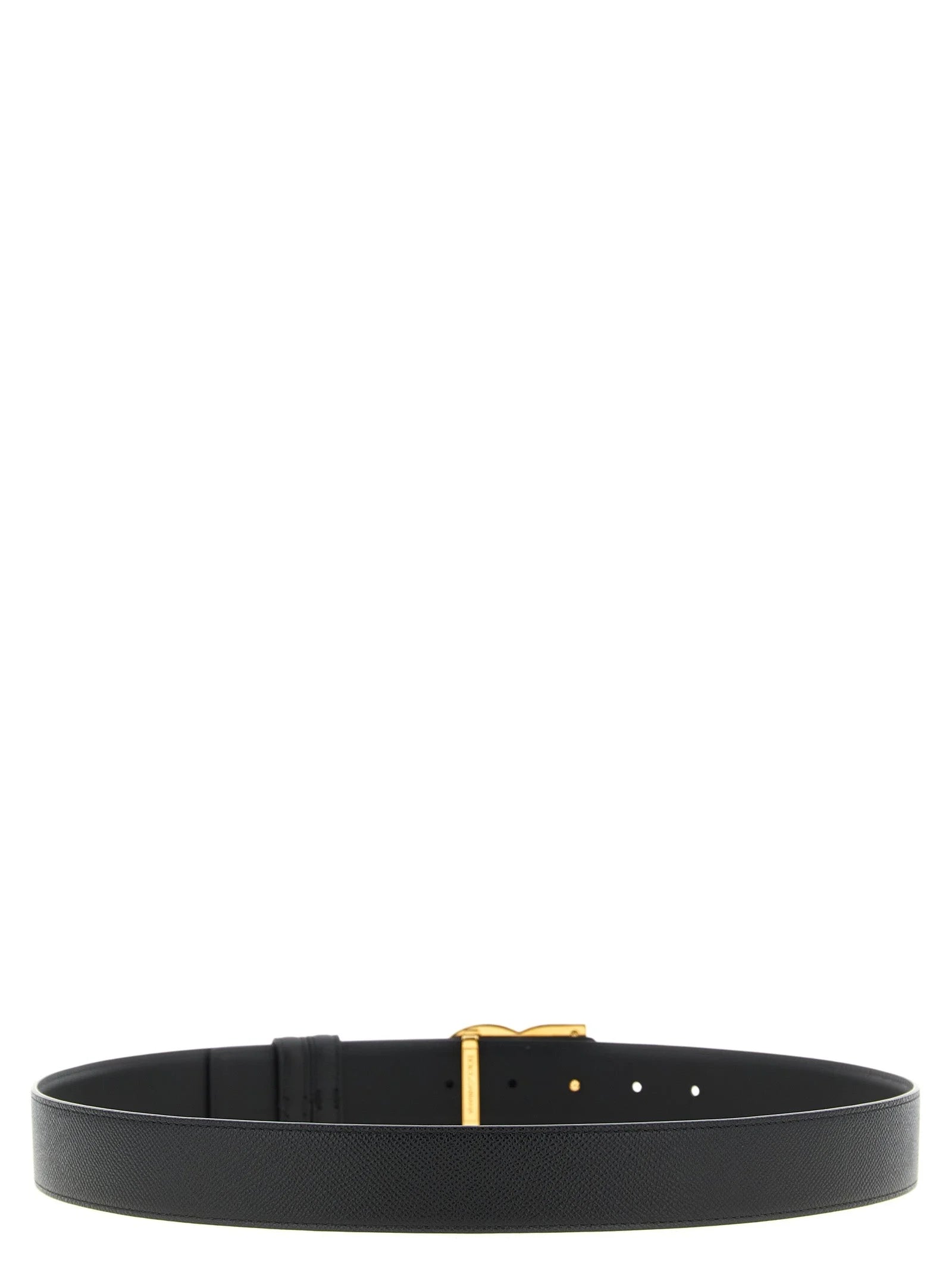 Lähikuva Dolce & Gabbanan vyön soljesta, jossa on ikoninen DG-monogrammi korkeakiiltävässä hopeanvärisessä metallissa.