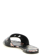 Achterkant van de Dolce & Gabbana kalfslieden slippers, waarbij de gladde lederen afwerking en elegant platte hiel ontwerp worden benadrukt.