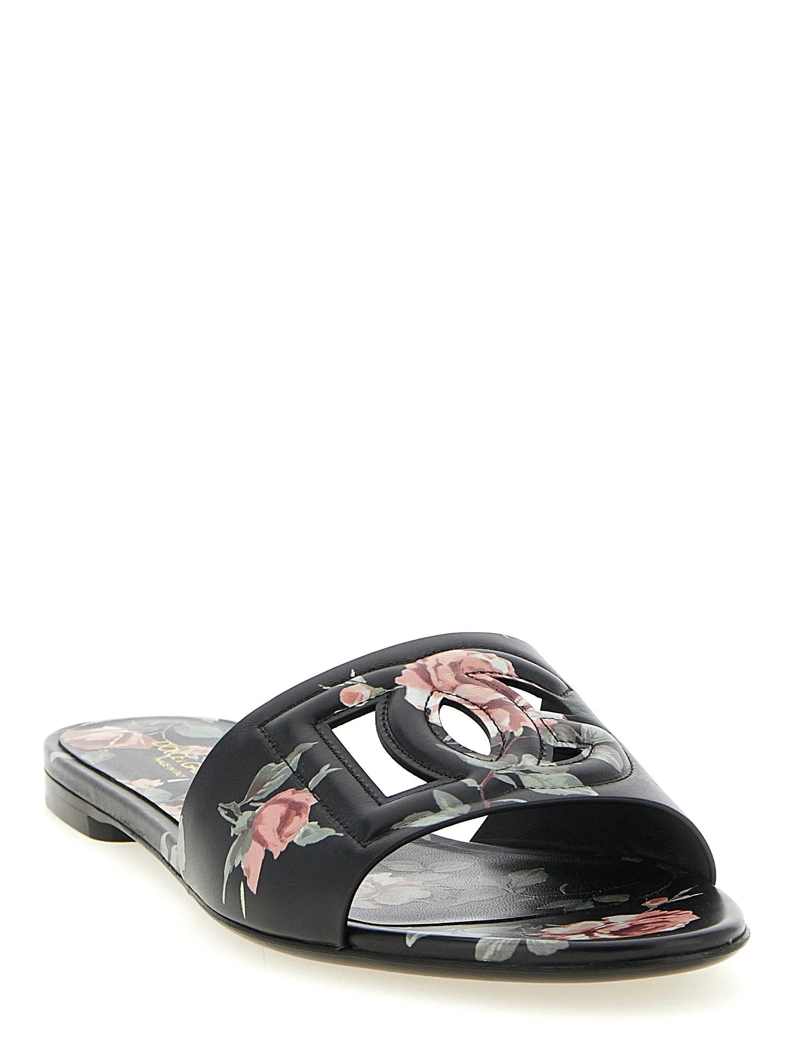 Zijaanzicht van Dolce & Gabbana platte leren sandalen in zwart, met de strakke zool en hoogwaardige Italiaanse vakmanschap.