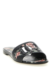 Zijaanzicht van Dolce & Gabbana platte leren sandalen in zwart, met de strakke zool en hoogwaardige Italiaanse vakmanschap.