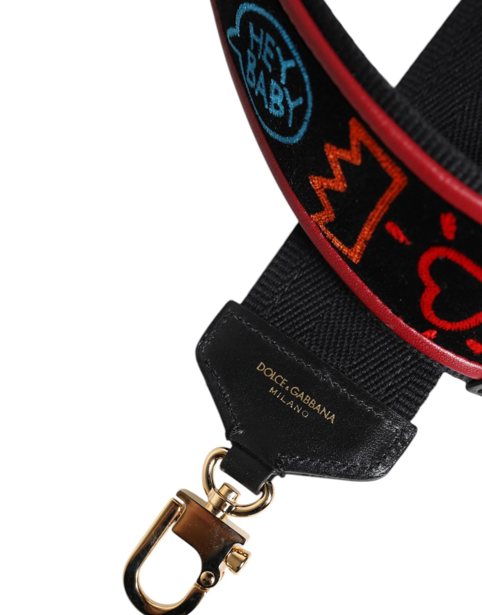 Detaliu al carabinierei argintii lustruite de pe accesoriul din piele neagră Dolce & Gabbana