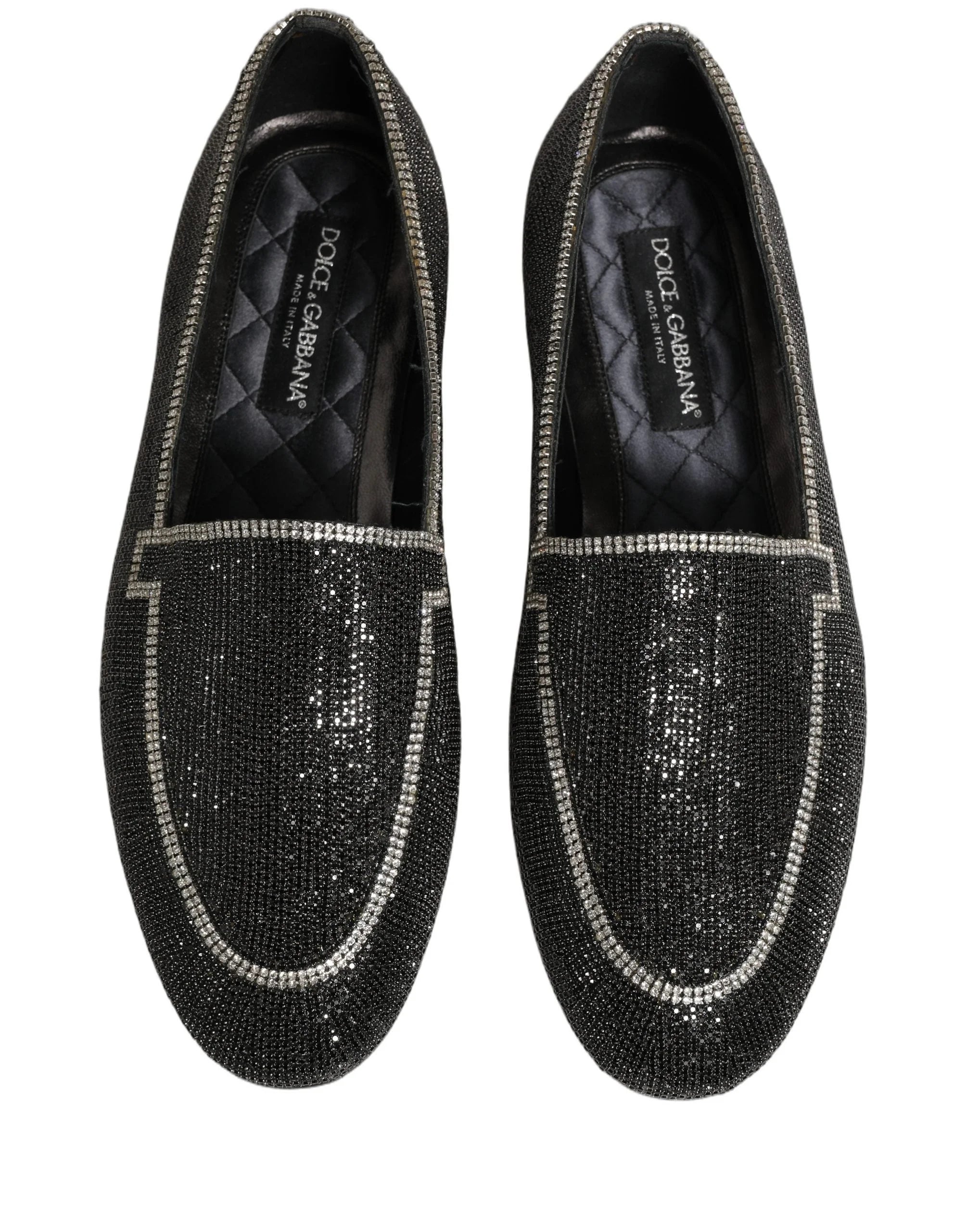 Zadný pohľad na čierne kožené lodičky od Dolce & Gabbana, zvýrazňujúci bezšvovú konštrukciu päty a iskrivosť.