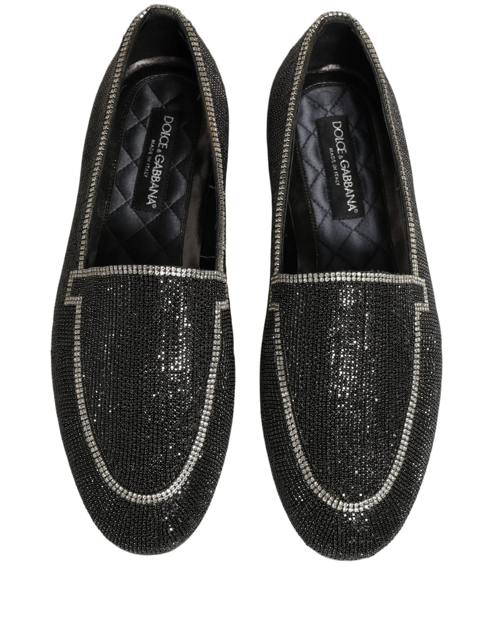 Zadný pohľad na čierne kožené lodičky od Dolce & Gabbana, zvýrazňujúci bezšvovú konštrukciu päty a iskrivosť.